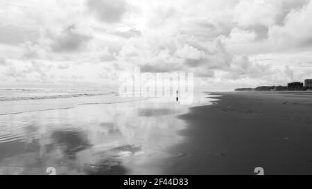 Landschaft von cox Bazar Strand. Schöne bewölkten Himmel auf nassen Strand reflektiert. Längste Strand der Welt. Stockfoto