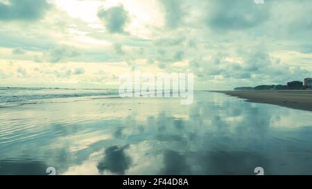 Landschaft von cox Bazar Strand. Schöne bewölkten Himmel auf nassen Strand reflektiert. Längste Strand der Welt. Stockfoto