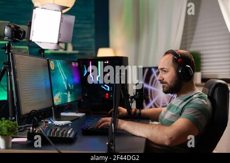 Competitive Player Streaming eSport Turnier mit Technologie Netzwerk Wireless Competitive Frau spielt online-Weltraum-Shooter-Wettbewerb auf leistungsstarken professionellen Computer Ins Mikrofon sprechen Stockfoto