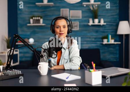 Berühmte Video-Blogger Streaming von zu Hause Studio Podcast mit professionellen Aufnahmematerial. Social Media Content Creator macht Mode-Inhalte für ihren Kanal, wo teilt Ratschläge für Schönheit Gemeinschaft Stockfoto
