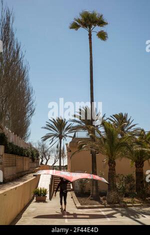 Berlin, Mallorca, Spanien. März 2021, 17th. Ein Kitesurfer zu Fuß zum Strand von Playa de Mallorca. Quelle: John-Patrick Morarescu/ZUMA Wire/Alamy Live News Stockfoto