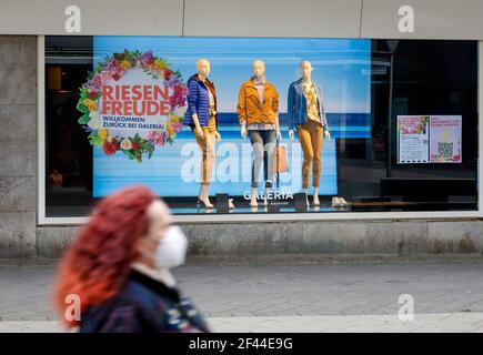 DŸren, Nordrhein-Westfalen, Deutschland - Innenstadt von DŸren in Zeiten der Coronakrise bei der zweiten Schließung sind die meisten Geschäfte geschlossen, nur wenige Passanten Stockfoto