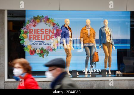 DŸren, Nordrhein-Westfalen, Deutschland - Innenstadt von DŸren in Zeiten der Coronakrise bei der zweiten Schließung sind die meisten Geschäfte geschlossen, nur wenige Passanten Stockfoto