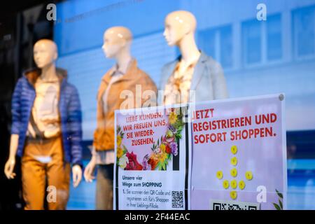 DŸren, Nordrhein-Westfalen, Deutschland - DŸren Innenstadt in Zeiten der Coronakrise bei der zweiten Schließung sind die meisten Geschäfte geschlossen, Galeria Kaufhof K Stockfoto