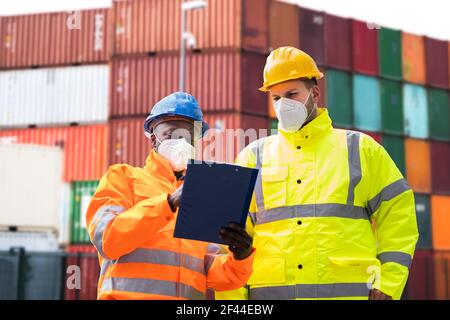 Industrial Logistic Engineer Und Delivery Manager In Face Mask Stockfoto