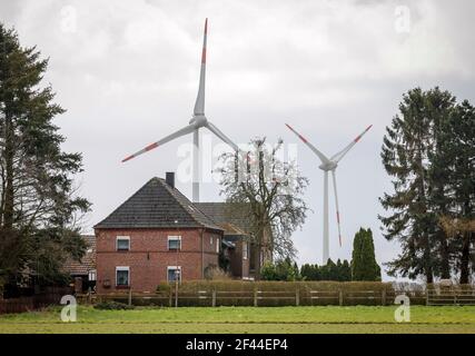 Korschenbroich, Nordrhein-Westfalen, Deutschland - Wohnhaus vor dem Windpark. Stockfoto