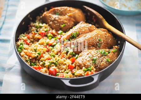 Chicken Teriyaki mit gebratenem Reis mit Gemüse, Sesam und Schnittlauch Stockfoto