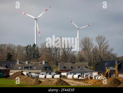 JŸchen, Nordrhein-Westfalen, Deutschland - Kanalbau in neuer Wohnsiedlung vor dem Windpark am RWE Garzweiler Tagebau Braunkohle min Stockfoto