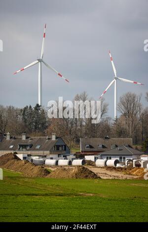 JŸchen, Nordrhein-Westfalen, Deutschland - Kanalbau in neuer Wohnsiedlung vor dem Windpark am RWE Garzweiler Tagebau Braunkohle min Stockfoto