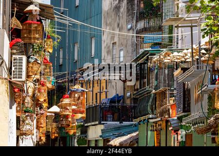 Die Eisenbahn der Bahnstraße zwischen den Häusern von Hanoi in Vietnam Stockfoto