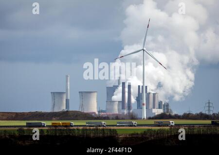 Grevenbroich, Nordrhein-Westfalen, Deutschland - LKW auf Autobahn A44 und Windpark vor RWE Neurath, Braunkohlekraftwerk bei R Stockfoto