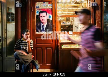 Damaskus, Syrien - August 04,2010 : EIN Plakat des syrischen Präsidenten Baschar al-Assad hängt vor einem Laden in der Altstadt von Damaskus Stockfoto