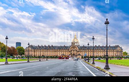 Panorama der Esplanade des Hôtel des Invalides, von der Brücke Alexandre III, in Paris, Frankreich Stockfoto