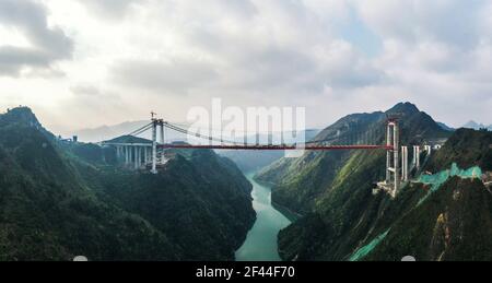 Führung. März 2021, 18th. Luftaufnahme vom 18. März 2021 zeigt einen Blick auf die Yangbaoshan-Brücke des Guiyang-Huangping-Highways bei Sonnenuntergang in der südwestlichen chinesischen Provinz Guizhou. Mit einer Spannweite von 650 Metern erstreckt sich die große Brücke über eine Länge von 1.112 Metern. Derzeit ist der Bau der Brücke in die letzte Phase der Stahltraversen-Montage eingetreten. Quelle: Yang Wenbin/Xinhua/Alamy Live News Stockfoto