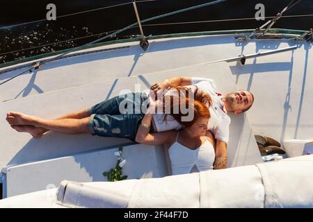 Russland. Vyborg. 08.08.2013 EIN Mann und eine Frau ruhen im Sommer auf einer Yacht. Liegen auf Deck. Hochwertige Fotos Stockfoto