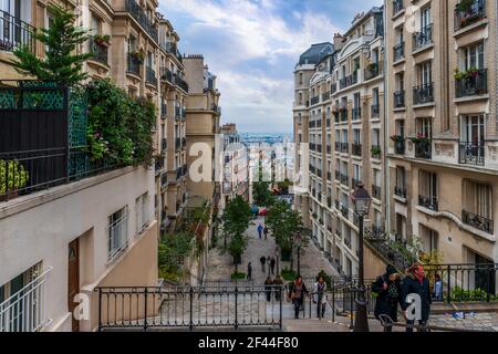 Typische Straße von Montmartre mit seinen Treppen, in Paris, Frankreich Stockfoto