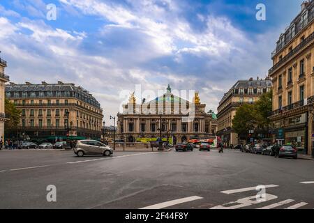 Place de l'Opéra mit seinem Autoverkehr und Touristen, in Paris, Frankreich Stockfoto