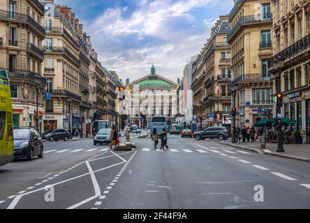 Blick auf die Avenue de l'Opéra und den Palais Garnier im Hintergrund, in Paris, Frankreich Stockfoto