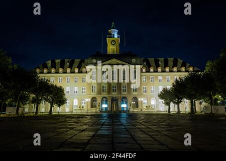 Ein schöner Blick auf das Rathaus von Herne beleuchtet Nacht Stockfoto