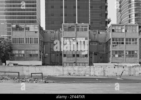 Altes Wohnprojekt im Zentrum von Tel Aviv in schwarz und Weiß Stockfoto