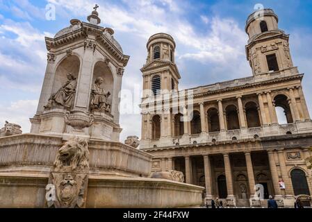 Der Brunnen und die Kirche Saint Sulpice, im Stadtteil Odeon, in Paris, Frankreich Stockfoto