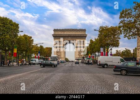 Der Triumphbogen des Sterns, Place Charles-de-Gaulle (Place de l'Elysée) von den Champs-Elysées, in Paris, Frankreich Stockfoto