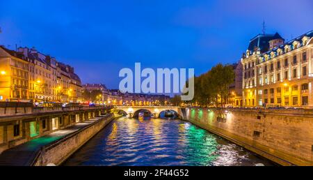 Die Kais der seine und der Präfektur und die Saint Michel Brücke bei Nacht in Paris, Frankreich Stockfoto