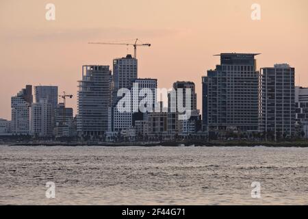 Israel, Tel Aviv Strand und Skyline in der Abenddämmerung Stockfoto