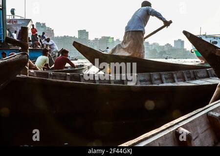 21. Februar 2021, Sadarghat Puran Dhaka (Old Dhaka), Bangladesch. Sadarghat ist der wichtigste Flusshafen in Dhaka. Kleine Boote auf Buriganga River. Stockfoto