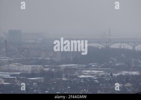 Das ökologische Problem der Großstädte. Smog in der Luft. Umweltverschmutzung Stockfoto