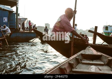 21. Februar 2021, Sadarghat Puran Dhaka (Old Dhaka), Bangladesch. Sadarghat ist der wichtigste Flusshafen in Dhaka. Kleine Boote auf Buriganga River. Stockfoto