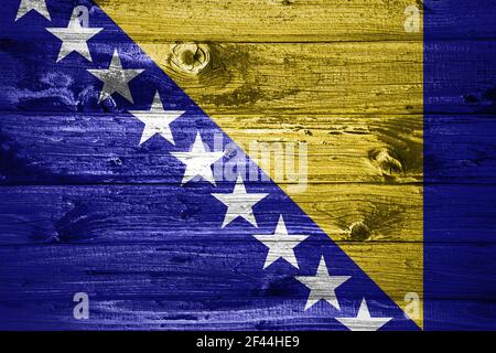 Bosnien und Herzegowina Flagge auf Holzplanken Hintergrund Holz Flagge Stockfoto