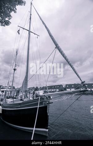 Eine Yacht im Hafen. Fotografiert in Alkmaar Niederlande Stockfoto