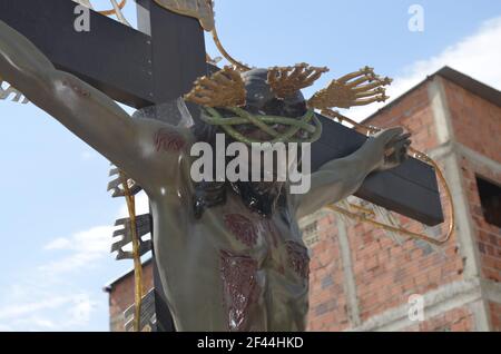 Nahaufnahme einer hölzernen Statue von Jesus auf Das Kreuz trägt eine Dornenkrone Stockfoto