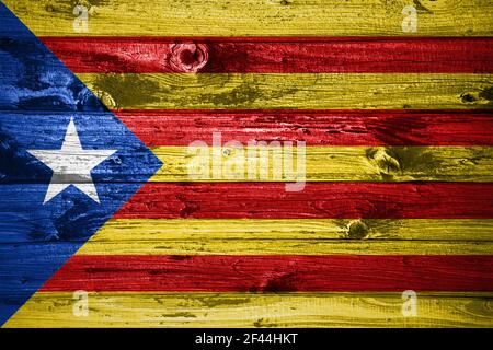 Catalonia Flagge auf Holzplanken Hintergrund, Holz Flagge Stockfoto