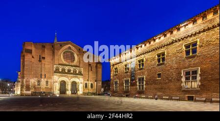 Die Basilika von Saint Sernin beleuchtet in der Nacht im Winter in Toulouse in Haute-Garonne, Okzitanien, Frankreich Stockfoto