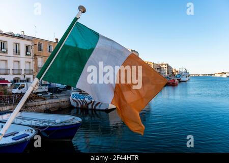 Irische Flagge schwebt über dem Kanal in Sète in Herault In Frankreich Stockfoto