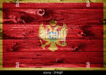 Montenegro Flagge auf Holzplanken Hintergrund Holz Flagge Stockfoto