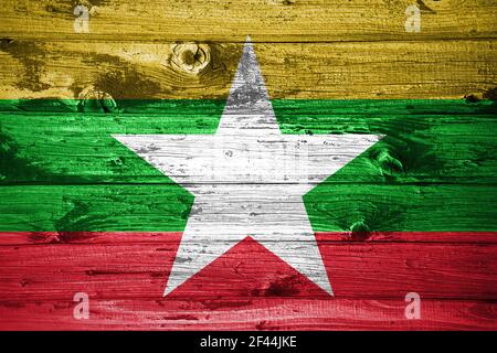 Myanmar Flagge auf Holzplanken Hintergrund Holz Flagge Stockfoto