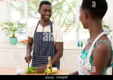 afroamerikanisches Paar, das Zeit in der Küche zusammen kocht Stockfoto