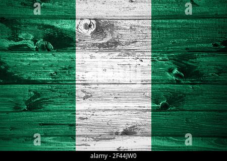 Nigeria Flagge auf Holzplanken Hintergrund Holz Flagge Stockfoto