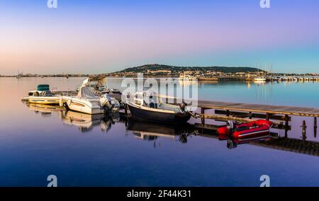 Ponton mit Booten in Balaruc-les-Bains, auf dem Etang de Thau, und Sète im Hintergrund.Frankreich Stockfoto