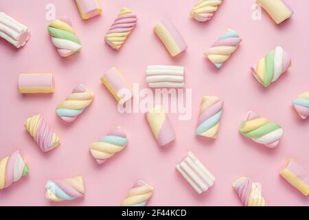 Bunte Marshmallows auf rosa Hintergrund. Kreative minimale süße Urlaubskulisse. Stockfoto