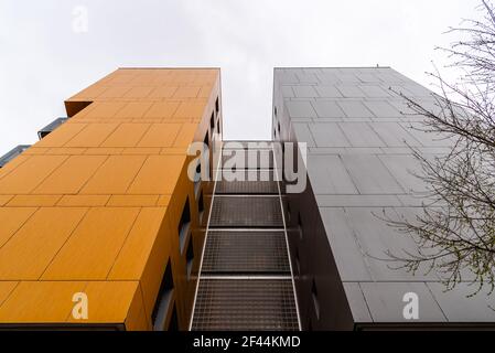 Madrid, Spanien - 7. März 2021: Moderner sozialer Wohnungsbau in der Ecobulevar-Gegend des Stadtteils Vallecas Stockfoto