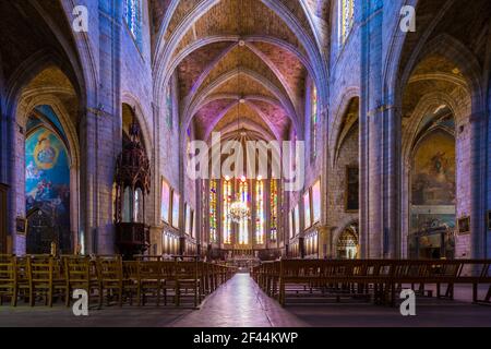 Das Innere der Kathedrale St. Fulcran in Lodève ist ein typisches südgotisches Gebäude in Okzitanien, Frankreich Stockfoto