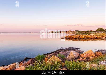 Etang de Thau bei Sonnenaufgang, bei Sète in Occitanie, in Herault, Frankreich Stockfoto