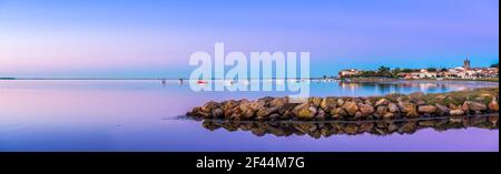 Etang de Thau bei Sonnenaufgang, bei Sète in Occitanie, in Herault, Frankreich Stockfoto