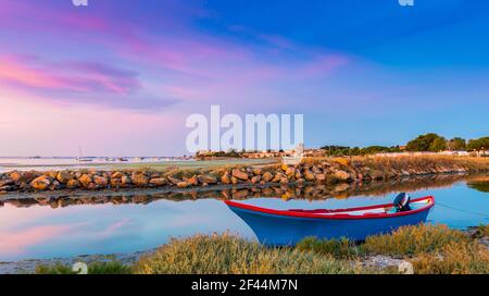 Etang de Thau bei Sonnenaufgang, bei Sète in Occitanie, in Herault, Frankreich Stockfoto