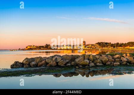 Etang de Thau bei Sonnenaufgang, bei Sète in Occitanie, in Herault, Frankreich Stockfoto