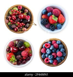 Draufsicht. Früchte und Beeren in Schale isoliert auf weißem Hintergrund. Reife Himbeeren, Heidelbeeren, Kirschen, Erdbeeren, Brombeeren, Maulbeeren und Stockfoto